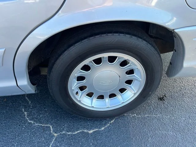 Used 2000  Ford LX image 22
