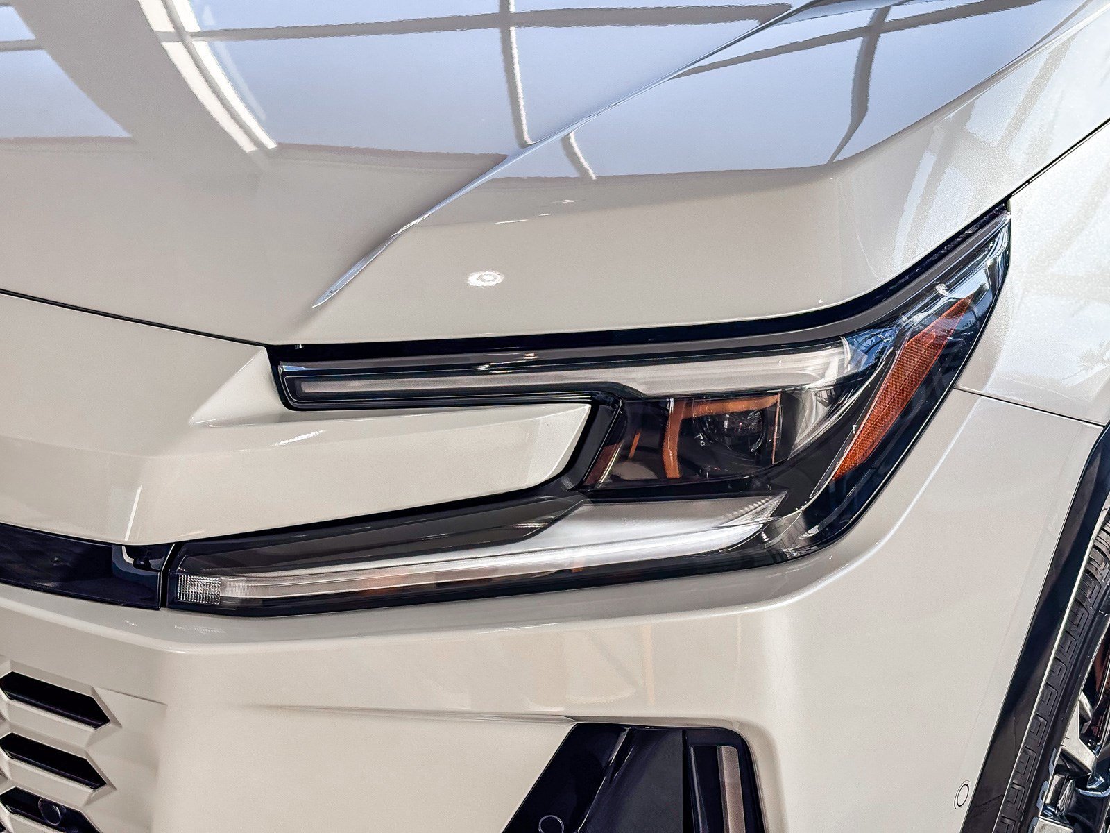 New 2026 Wind Chill Pearl with Midnight Black Metallic roof <sup>1</sup> Toyota  XSE image 8