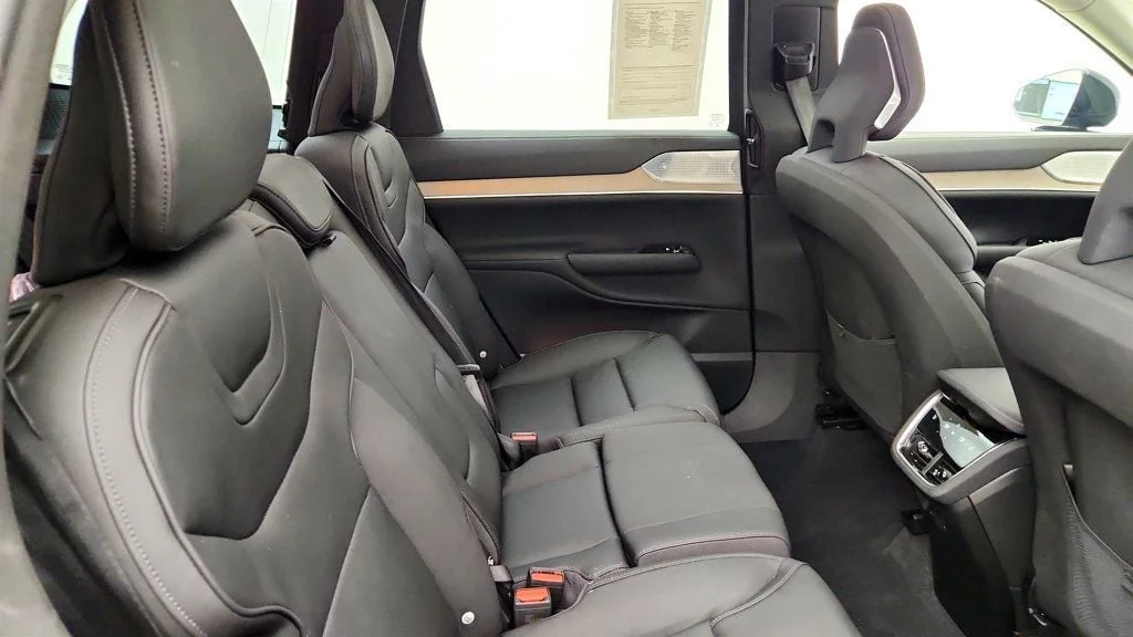 Used 2025 Denim Blue Metallic Volvo Twin Motor Performance Ultra 7-Seater w/ Bowers & Wilkins Audio image 19