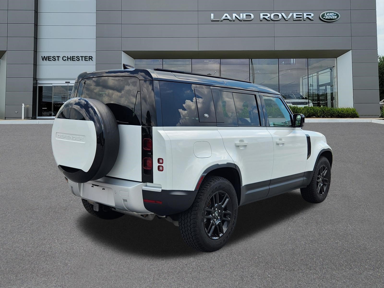 Certified Used 2024 Fuji White Land Rover S image 4