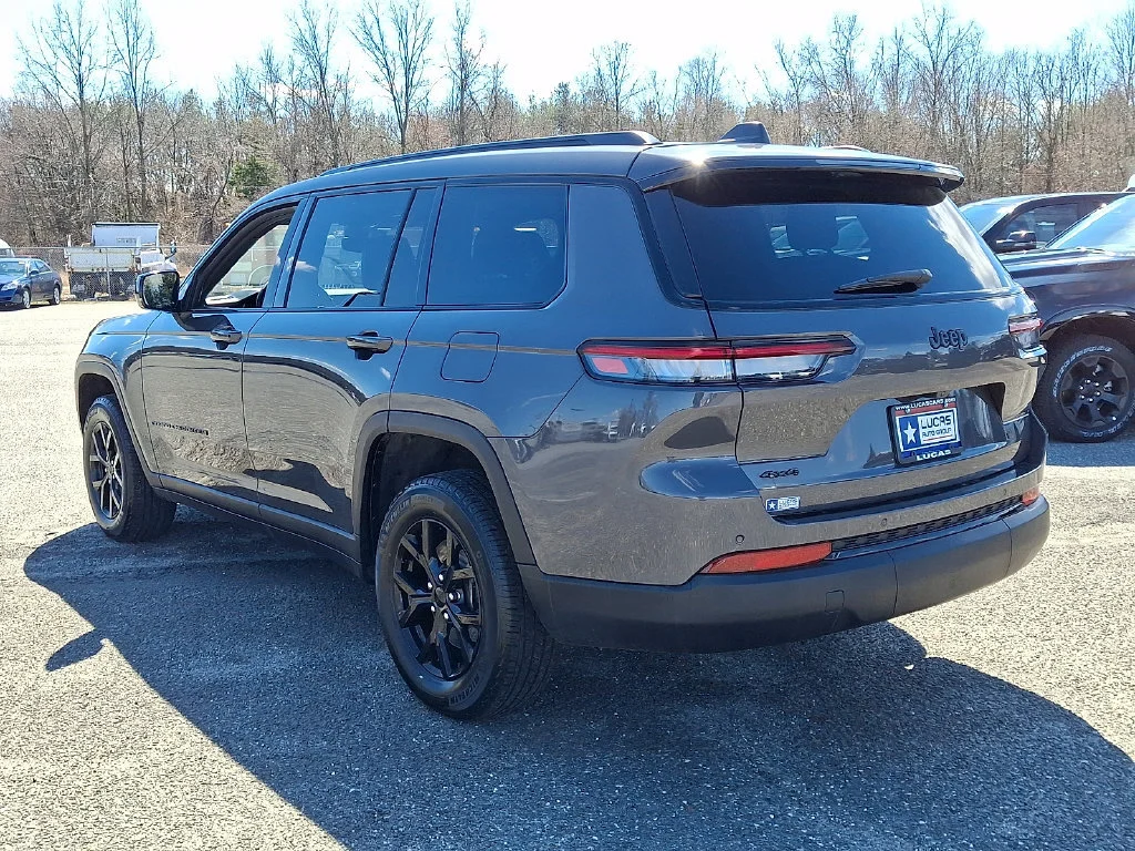 Used 2024 Baltic Gray Metallic Clearcoat Jeep Altitude image 8