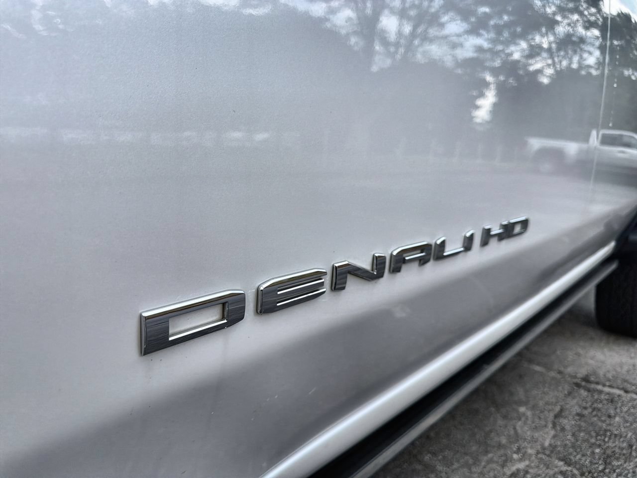 Used 2024 White Frost Tricoat GMC Denali image 27
