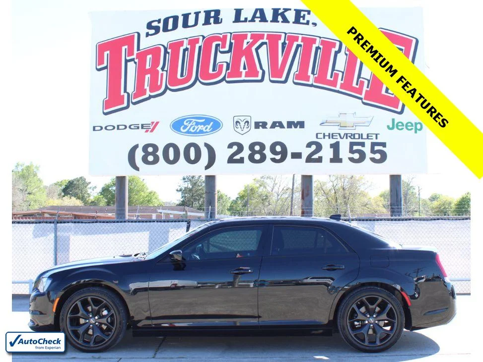 2022 Chrysler 300 Touring's photo