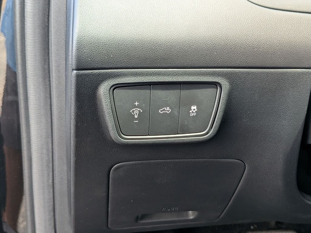 Used 2022 Black Hyundai Limited image 16