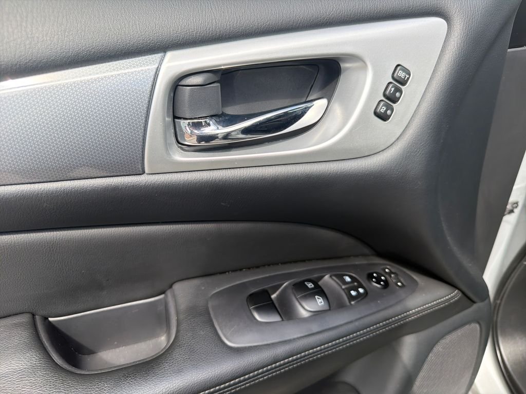 Used 2020 Silver Nissan SL image 21