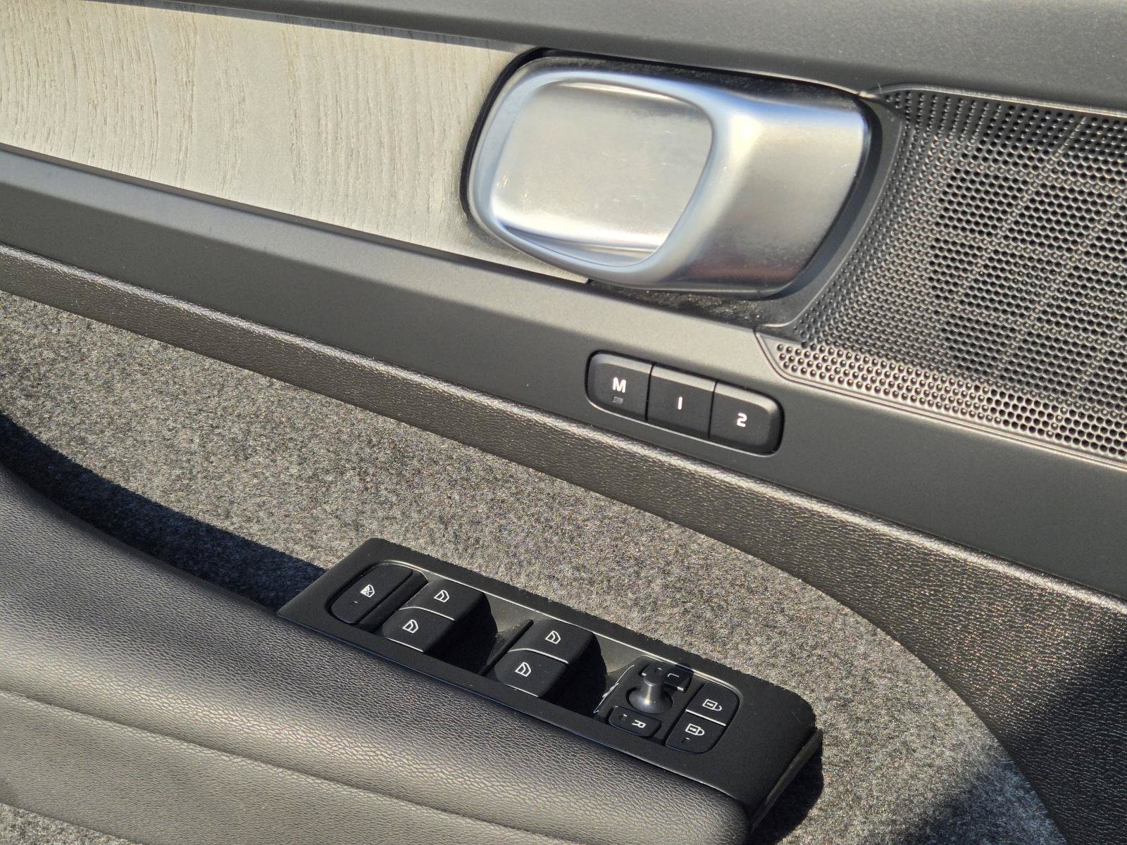 2025 Volvo XC40 Core - Photo 22