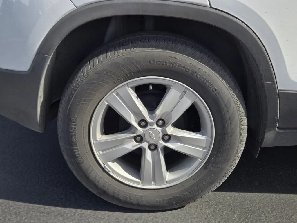 Used 2020 SUMMIT WHITE Chevrolet LS image 3