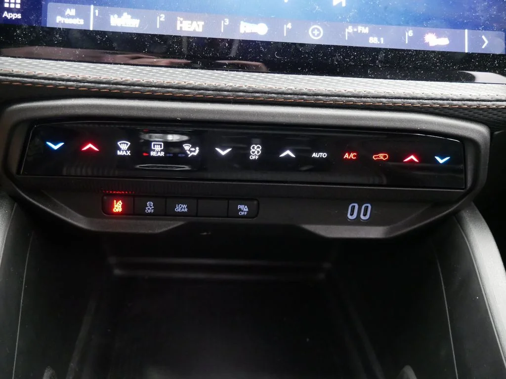 New 2026 Diamond Black Crystal Pearlcoat Jeep Limited image 24