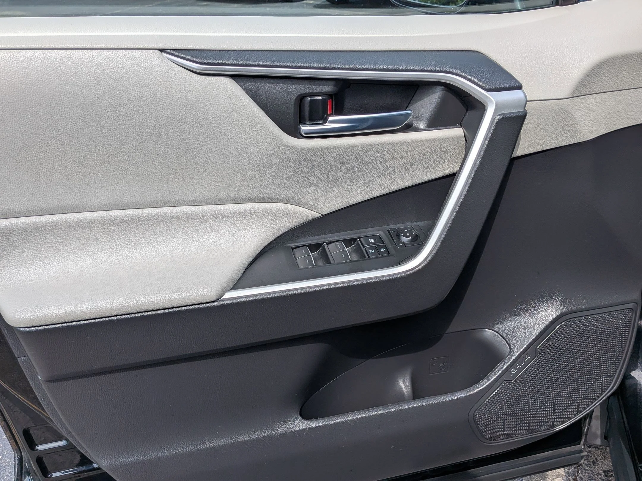 Used 2022 Midnight Black Metallic Toyota XLE image 9