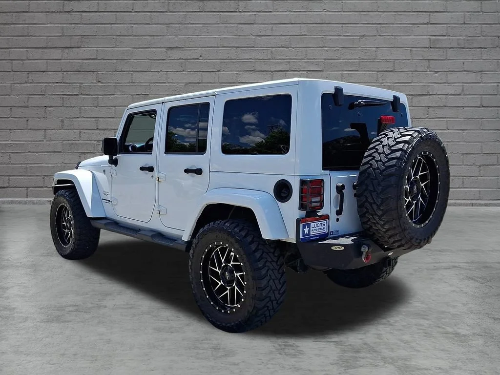 Used 2018 Bright White Clearcoat Jeep Sahara image 8