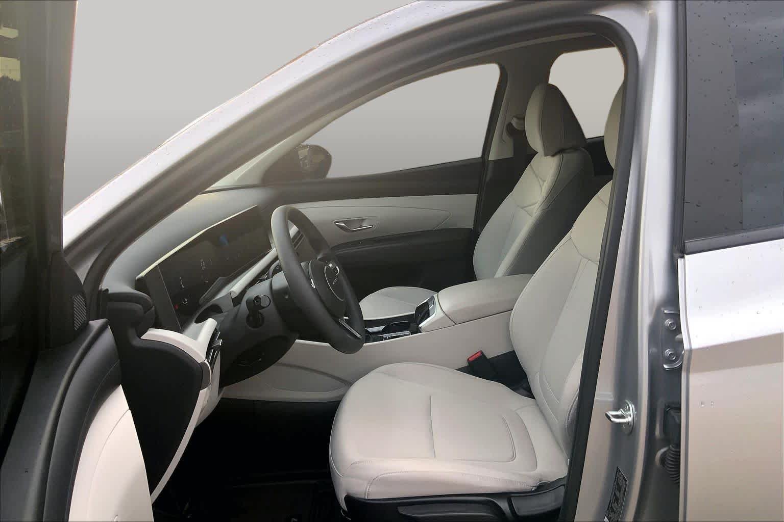 Used 2025 Shimmering Silver Hyundai SE image 8