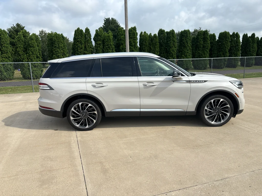 Used 2022 Ceramic Pearl Metallic Lincoln Reserve image 3