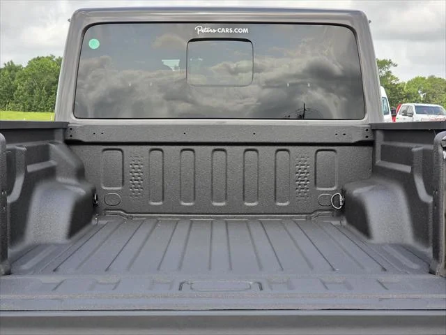 New 2026 Granite Crystal Metallic Clear-Coat Exterior Paint Jeep Rubicon image 6