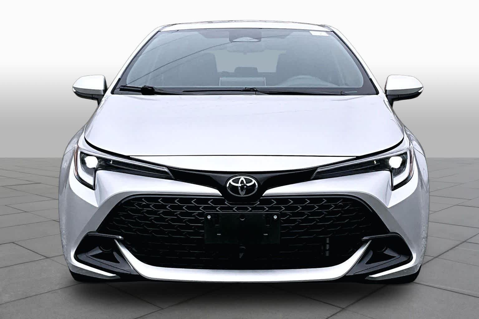Used 2025 Classic Silver Metallic Toyota SE image 4