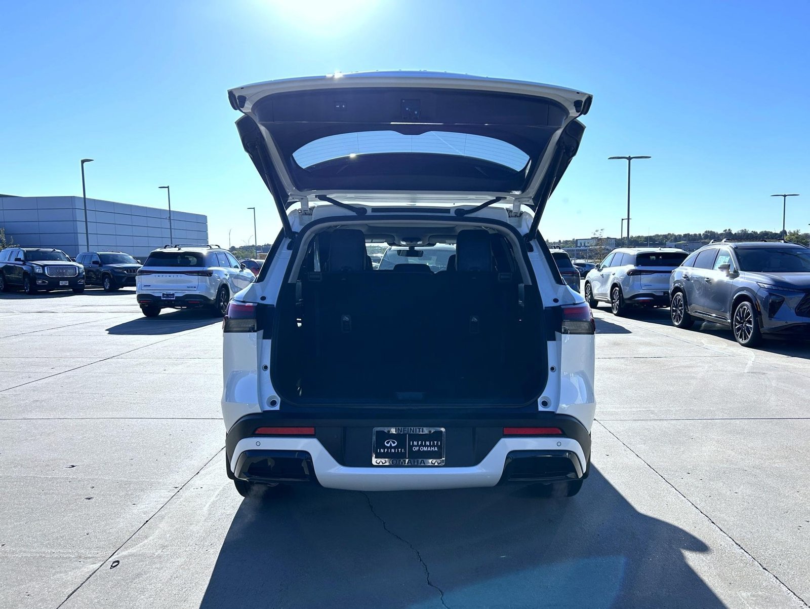 Certified Used 2025 White INFINITI LUXE image 23