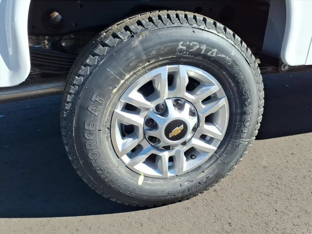 New 2026 Summit White Chevrolet WT image 25
