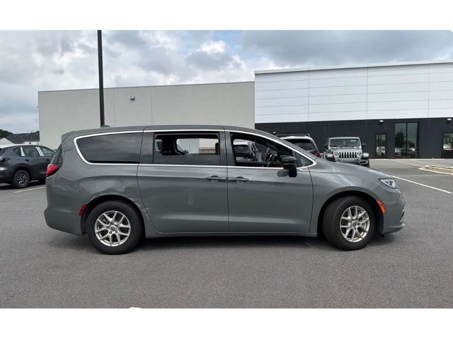 Used 2025 Ceramic Gray Clearcoat Chrysler Select image 2