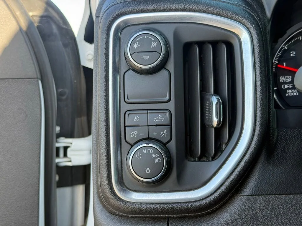 Used 2019 SUMMIT WHITE Chevrolet RST image 25
