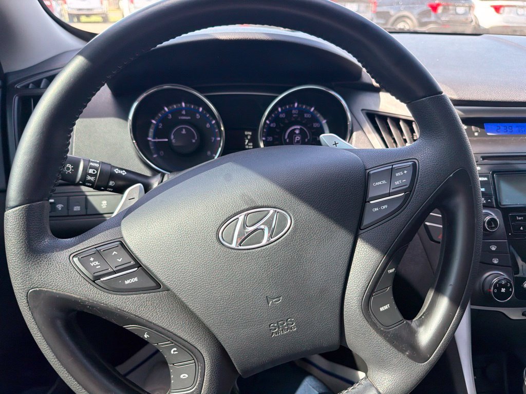 Used 2013 Black Hyundai SE image 15