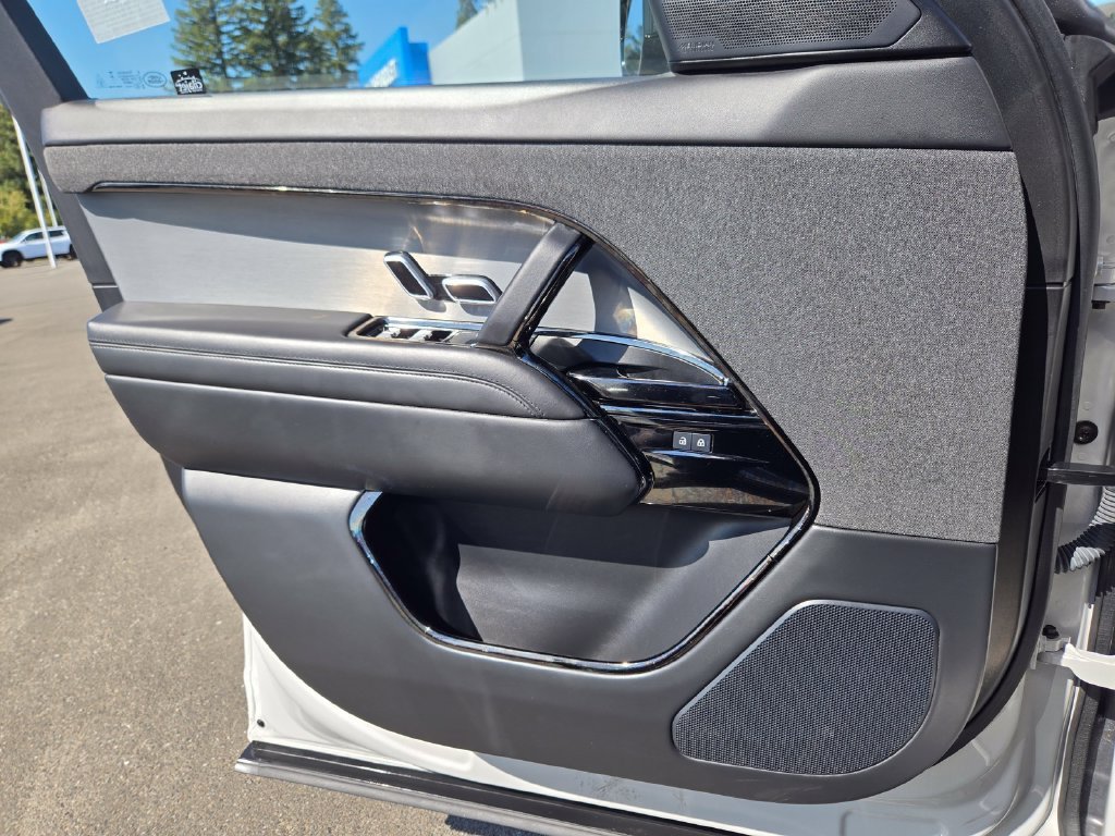 Used 2024  Land Rover Dynamic SE image 13