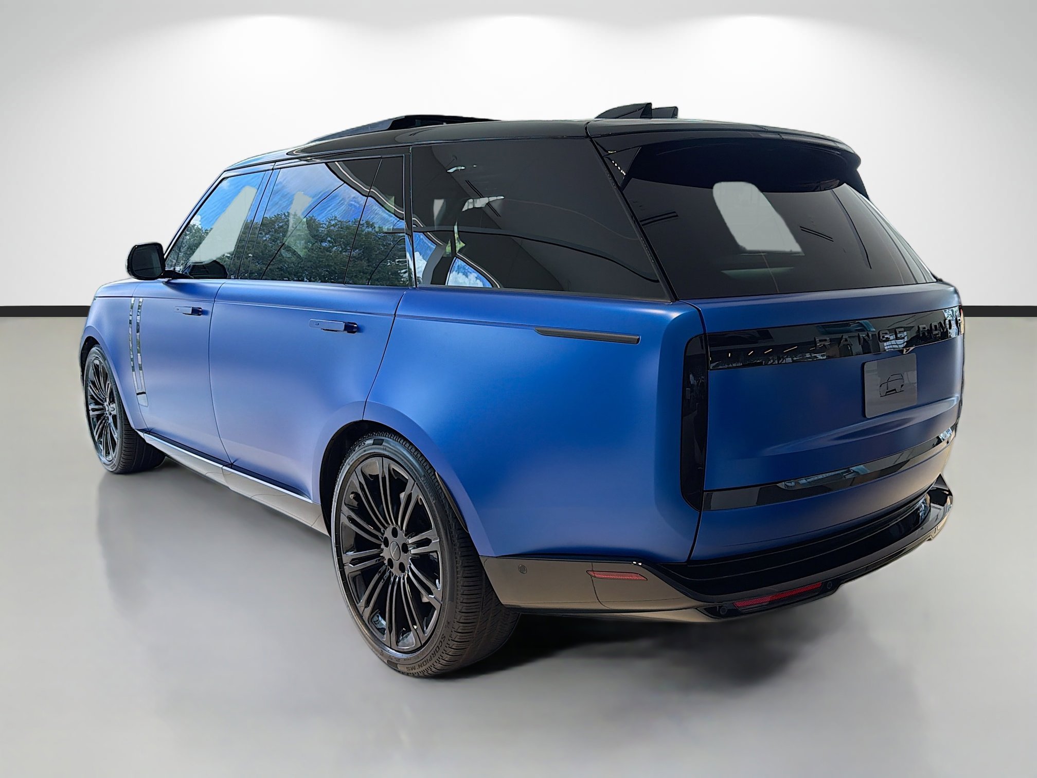 New 2026 Velocity Blue Satin Land Rover Autobiography image 3