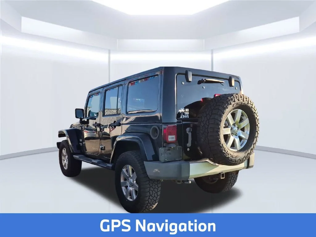 Used 2013  Jeep Sahara image 2