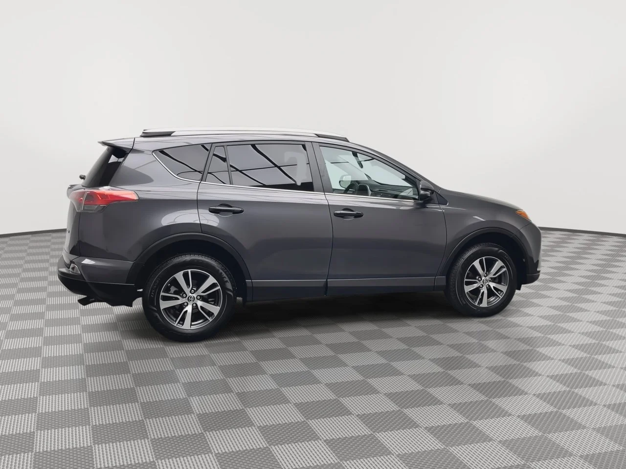 Used 2016 Gray Toyota XLE image 35