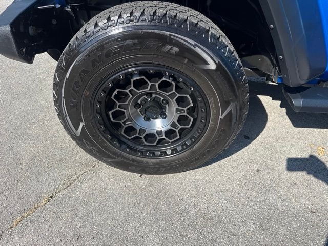 Used 2021 Blue Jeep Sport image 16