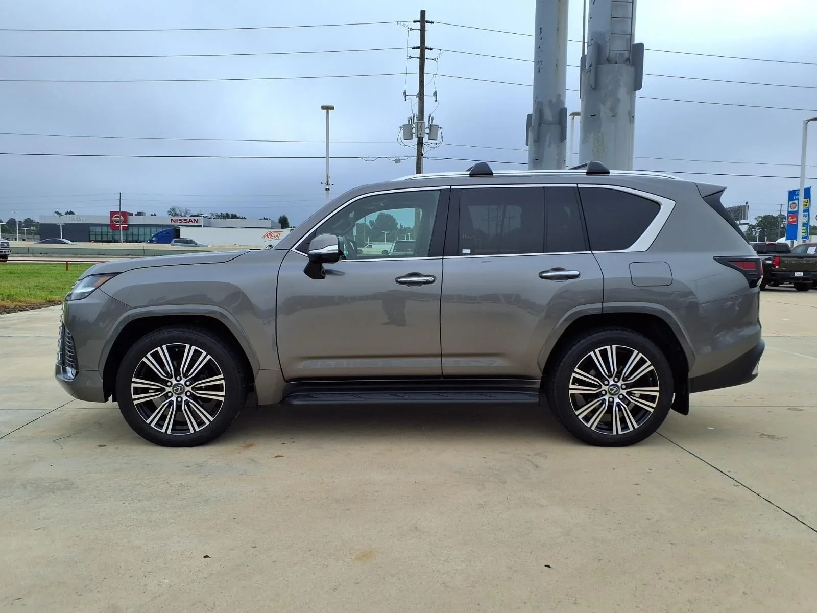 Used 2024 Gray Lexus 600 Luxury image 8
