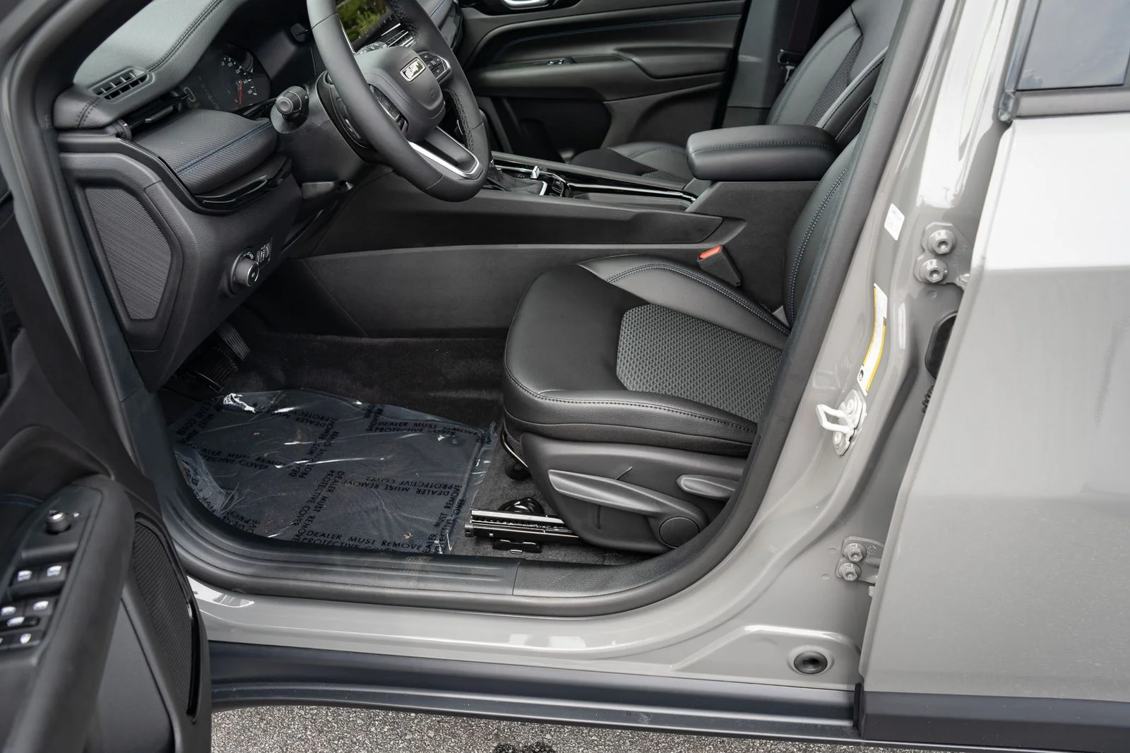 New 2026 Sting-Gray Clear-Coat Exterior Paint Jeep Latitude image 17