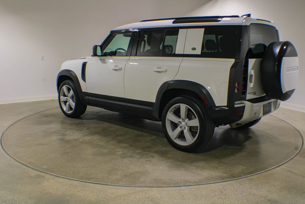 Used 2023 White Land Rover SE image 3