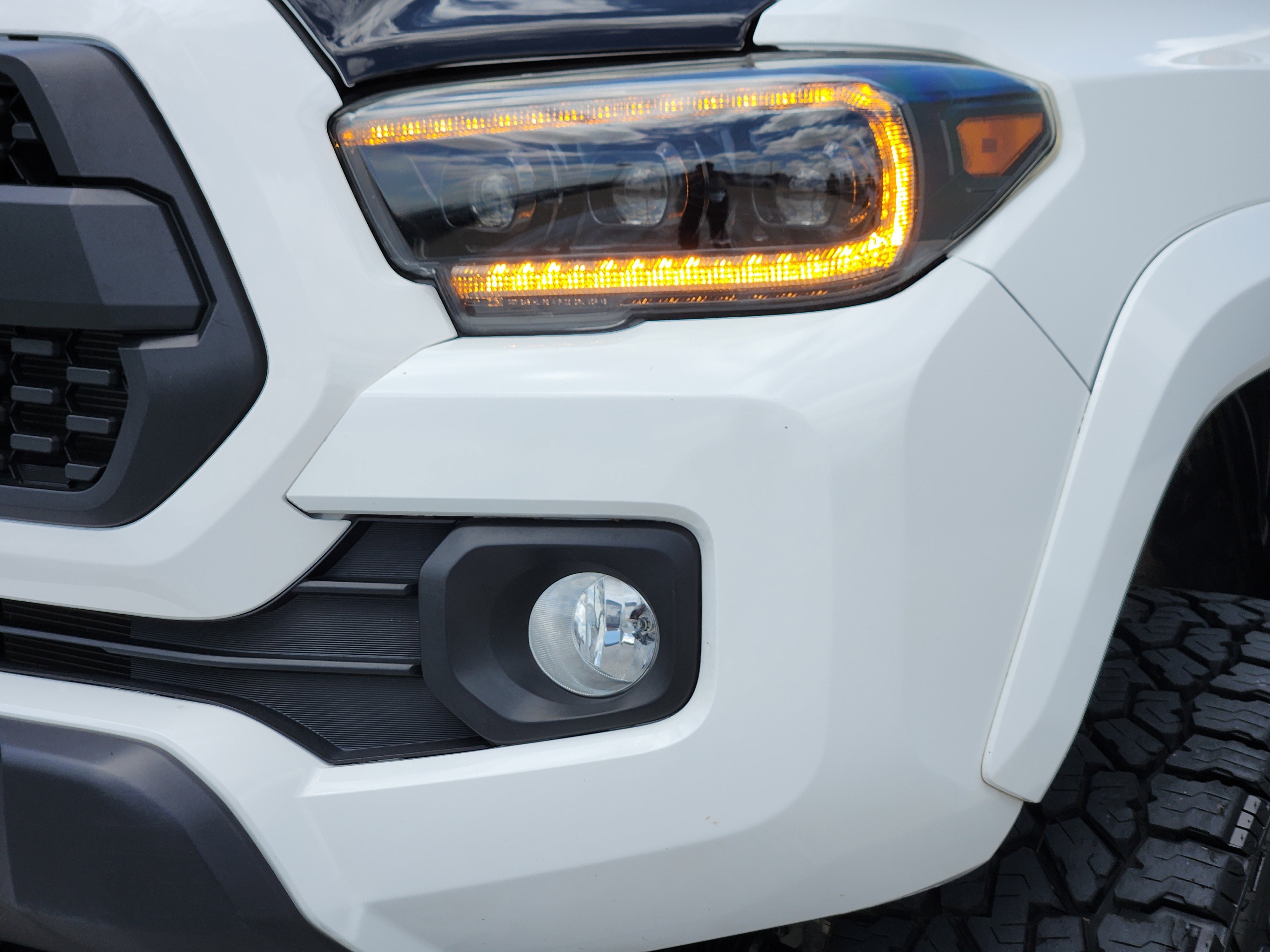 Used 2022 White Toyota SR5 image 11