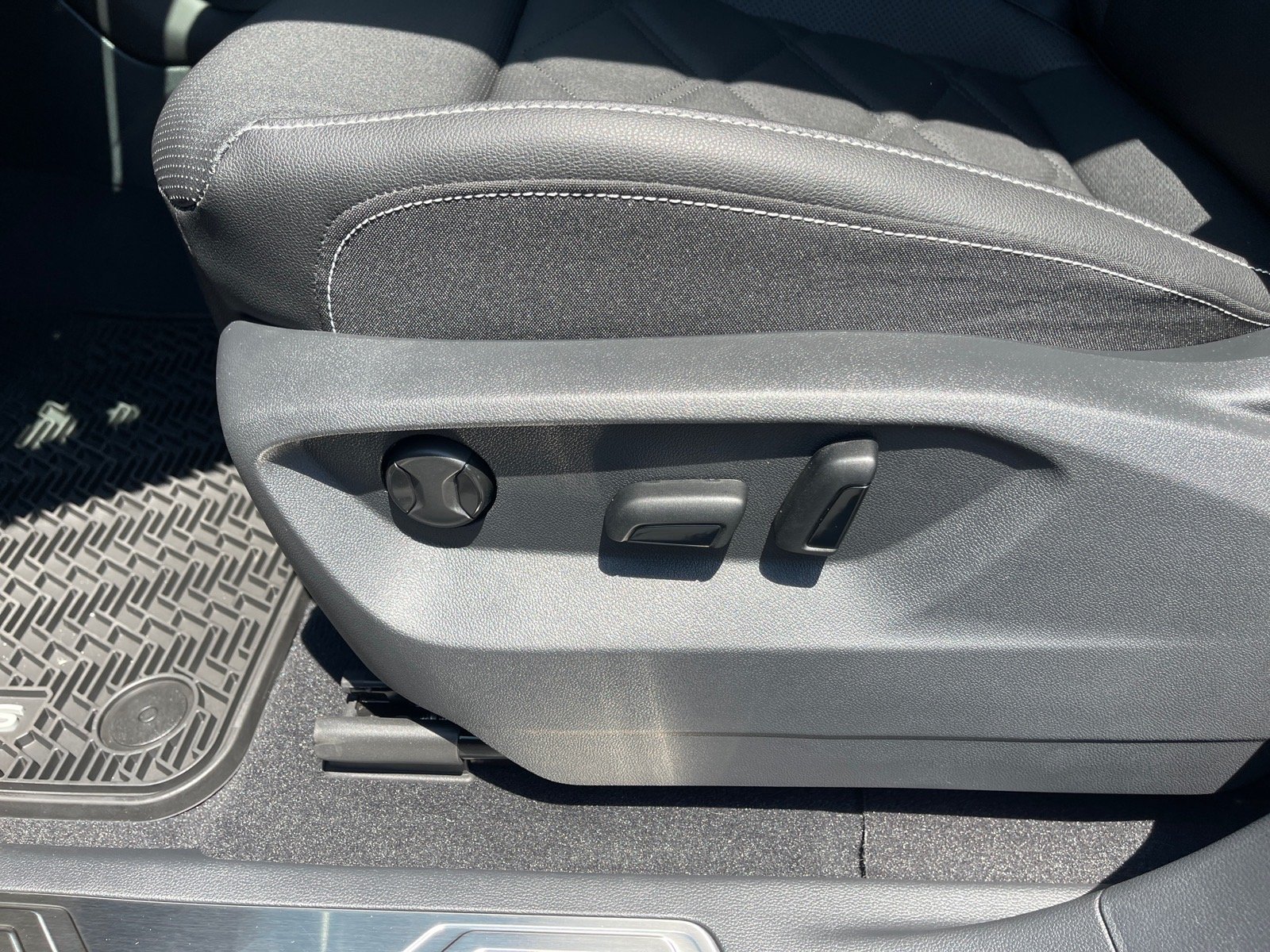 New 2026 Pure Gray Volkswagen SE image 9