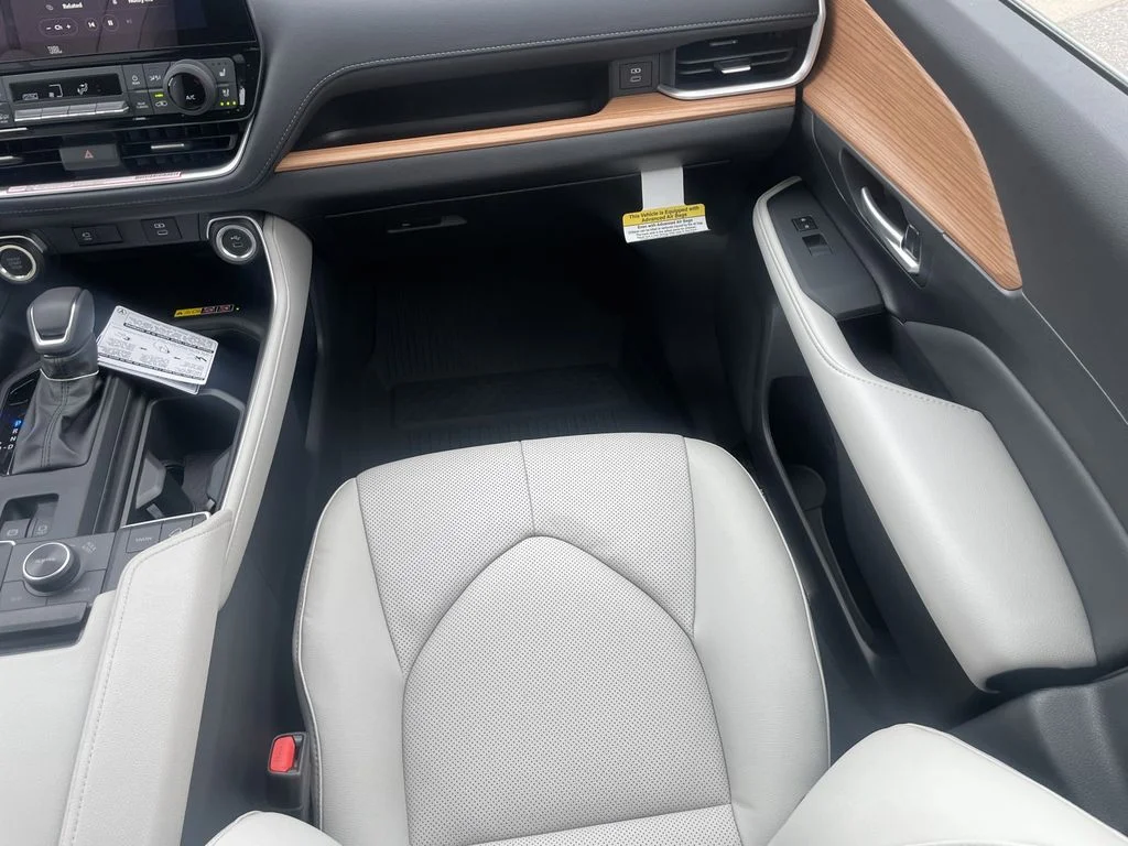 New 2026 Wind Chill Pearl Toyota Platinum image 13