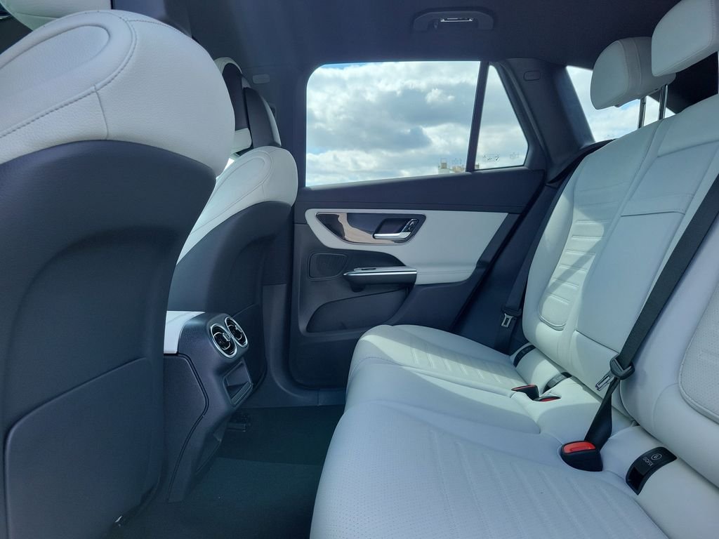 New 2026 Polar White Mercedes-Benz GLC 300 image 11