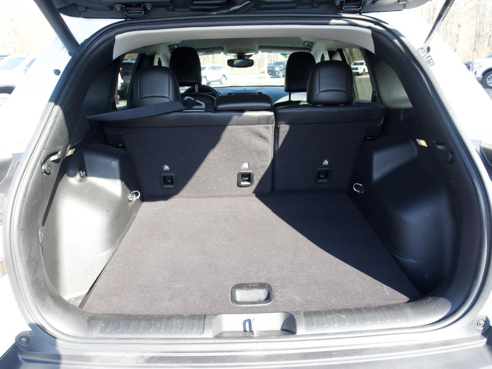 Used 2022 White Jeep Latitude Lux 4x4 image 17