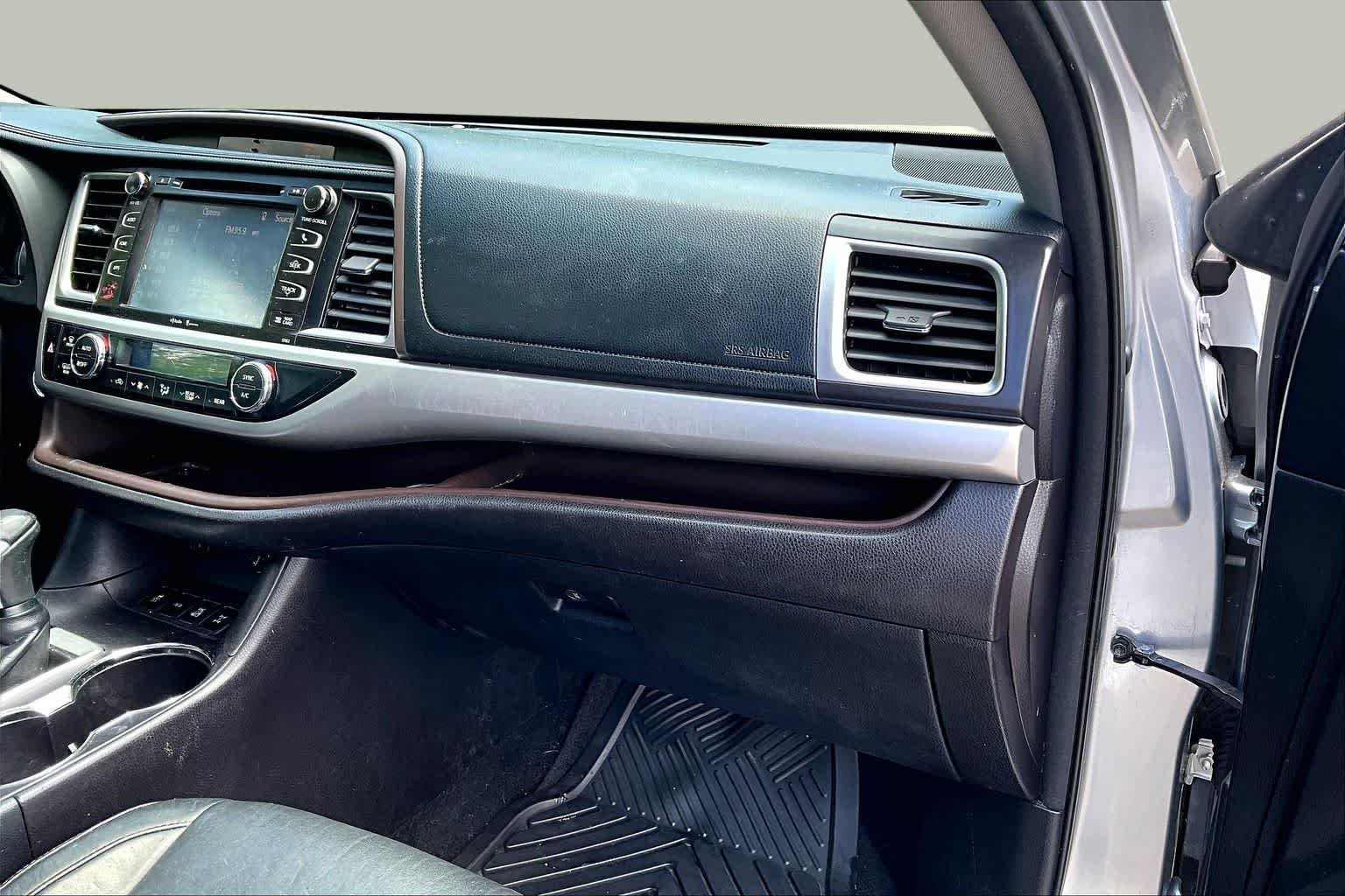 Used 2015 Silver Sky Metallic Toyota XLE image 19