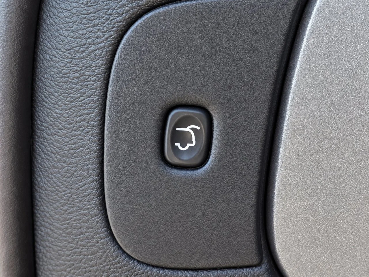 Used 2016 Bright White Jeep Latitude FWD image 28