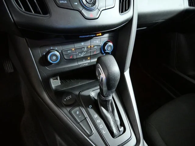 Used 2018 Red Ford SE image 18
