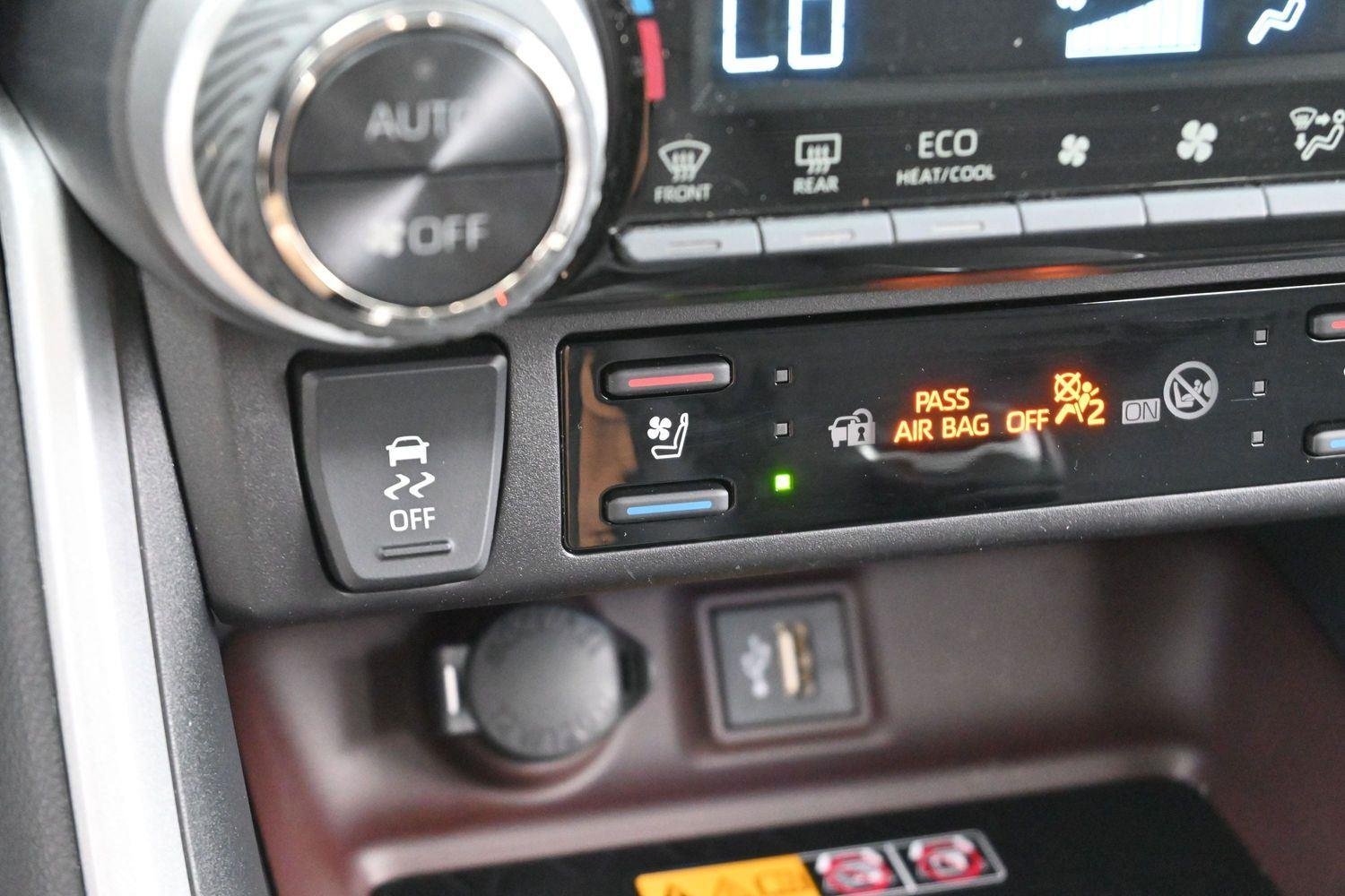 Used 2025 Wind Chill Pearl Toyota Limited image 27