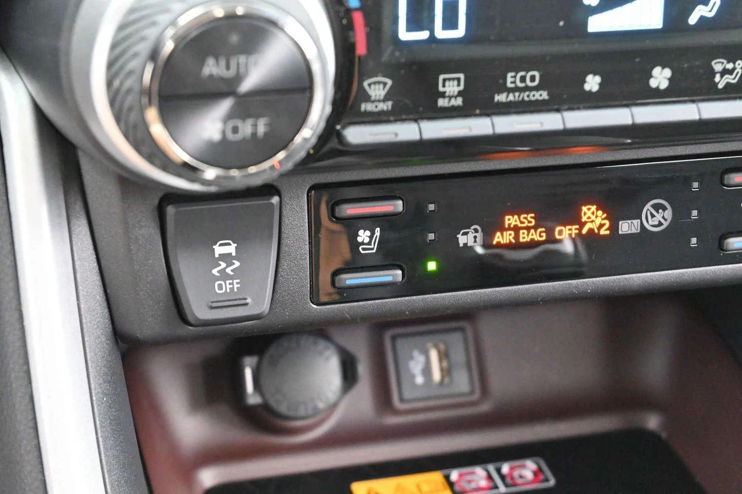 Used 2025 Wind Chill Pearl Toyota Limited image 27
