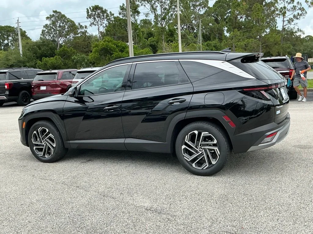 Used 2025 Black Hyundai Limited image 6
