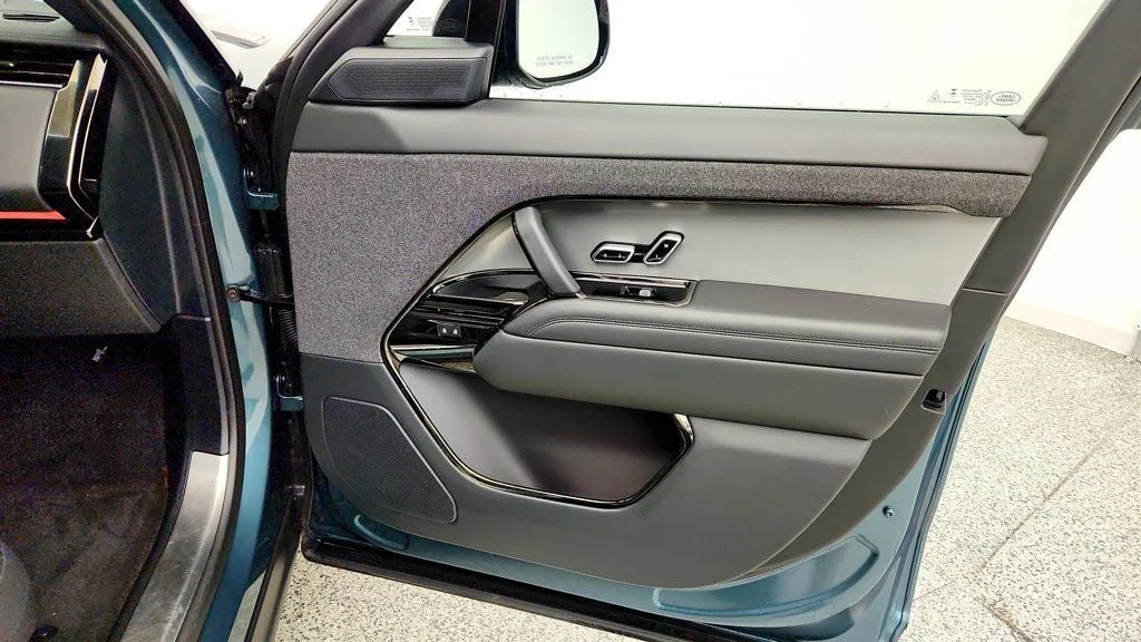 Used 2024 Giola Green Metallic Land Rover P400 Dynamic SE w/ Meridian Audio & Black Exterior Pack image 25