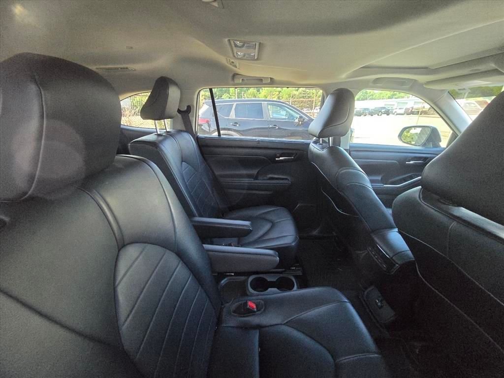 Used 2021 Silver Toyota XLE image 8