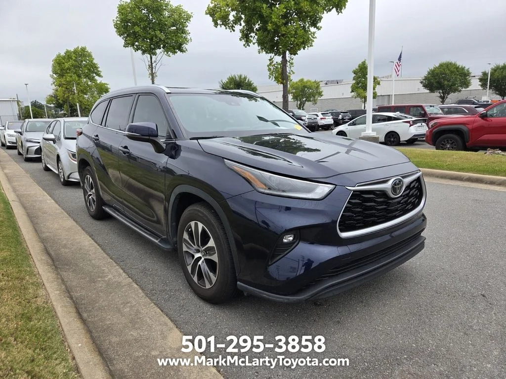 Used 2021  Toyota XLE image 3
