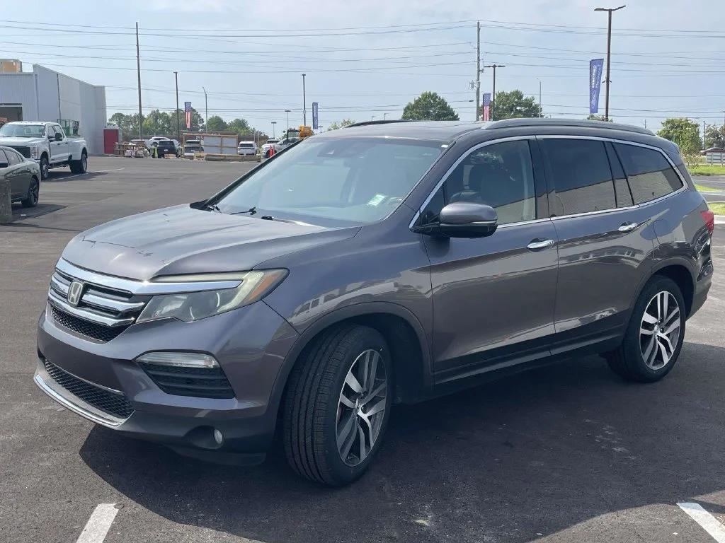 Used 2017  Honda Touring image 7