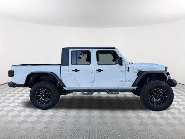 Used 2020 White Jeep Overland 4x4 image 4