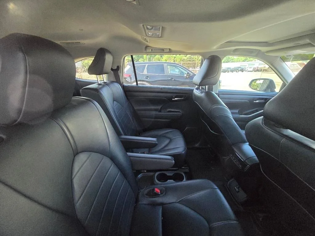 Used 2021 Silver Toyota XLE image 8