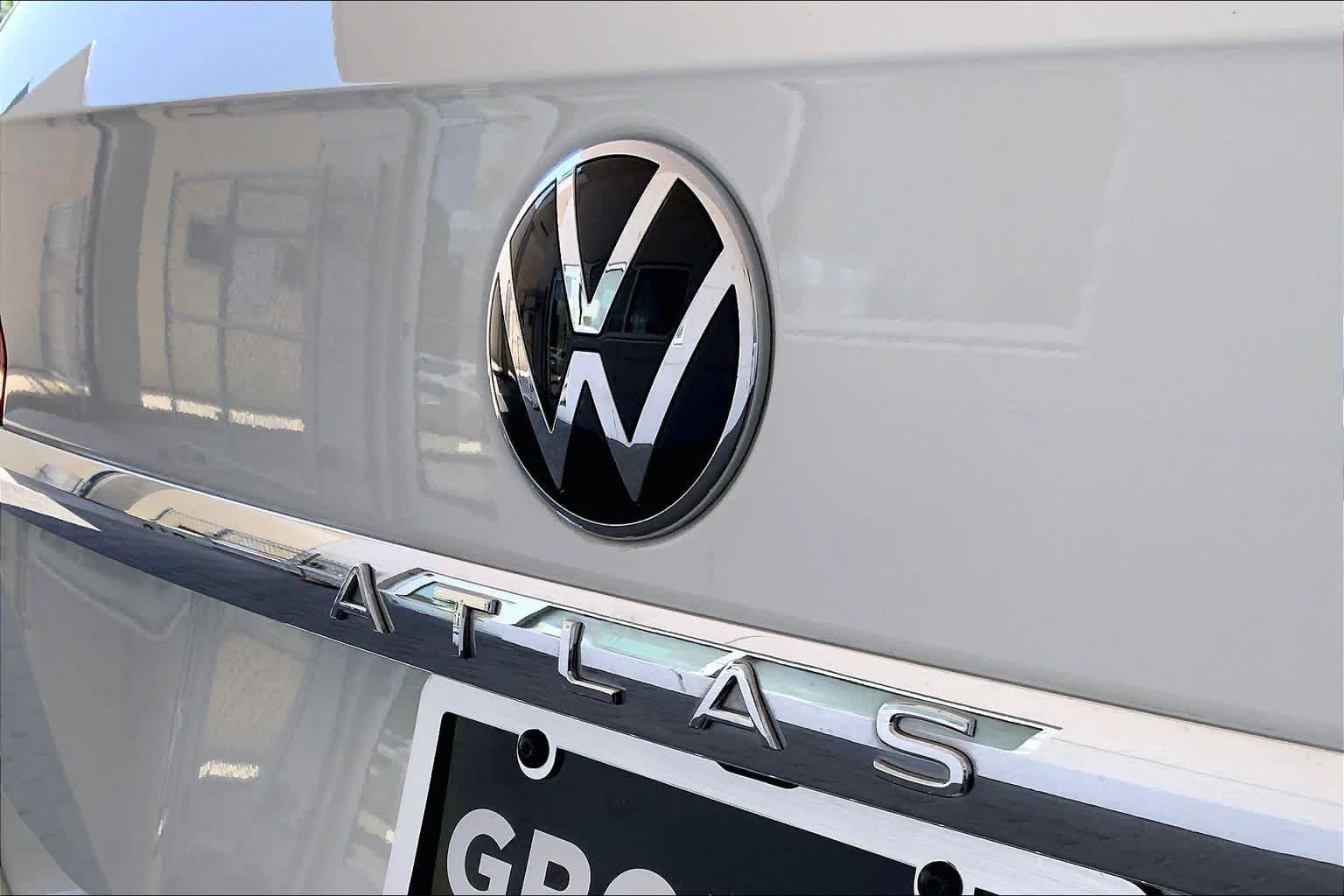 Used 2023 Pure White Volkswagen 3.6L V6 SE w/Technology image 31