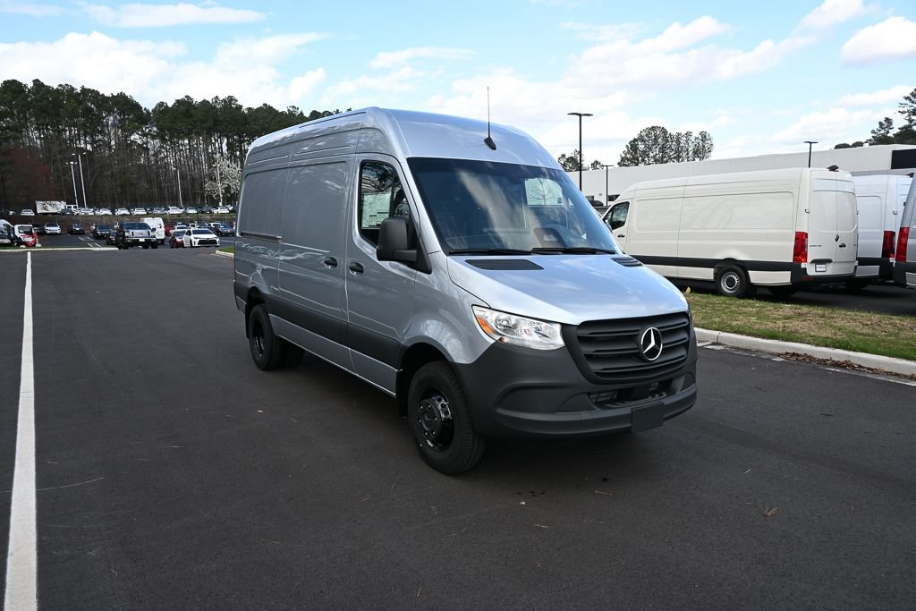 Used 2026 high-tech silver metallic Mercedes-Benz Cargo 144 WB image 22
